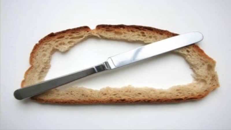 Intervallfasten ist gesund - ausgehöhlte Scheibe Brot mit Messer