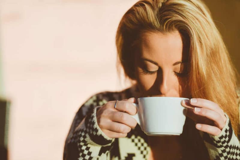 Heilfasten das passiert im Körper - Frau trinkt Tee